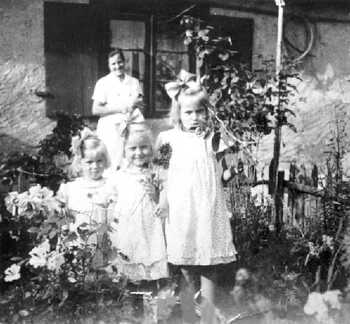 080 0044 Mutter Anne Birkhahn mit ihren Kindern Betti Kitti und Traute