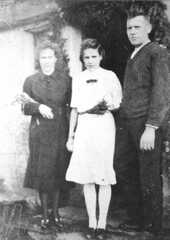 080 0046 Konfirmation 1943 in Pregelswalde Traute Birkhahn mit ihren Eltern
