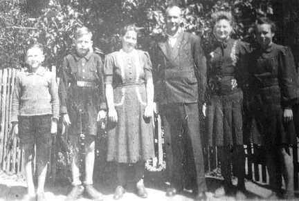 080 0047 Familie Otto Klatt 1943 Alfred Horst Helene Otto Helga und Edith