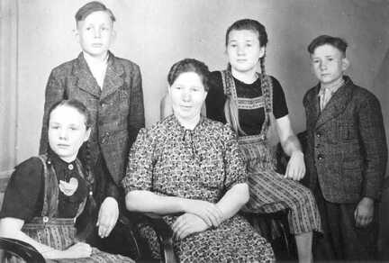 080 0048 Mutter Klatt mit ihren Kindern Edith Horst Helga und Alfred