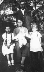 080 0052 August und Maria Hemke mit den Kindern Hildegard Reinhard und Elfriede Aufnahme von 1938