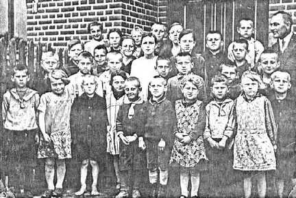081 0001 Schule in Reinlacken mit Lehrer Bartnick