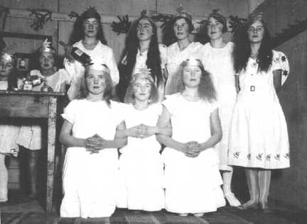 081 0004 Weihnachtskrippenspiel der Kinder Auffuehrung im Gasthaus Thiel