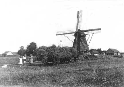 081 0017 Reinlacken 1936 Rechts hinter der Muehle das Anwesen Julius Liedtke links die Scheune vom Anwesen Rosenwald