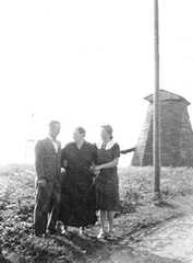 081 0018 Reinlacken im Sommer 1942 Die Muehle von Julius Liedtke ohne Fluegel und mit Flachdach Vor der Muehle Bruno Matztuebel Veronika und Vera Liedtke
