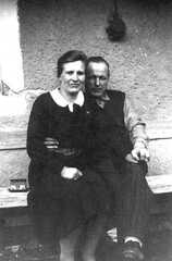 081 0021 Reinlacken 1942 Gertrud Schulz geb Norkus und Richard Schulz auf der Hofbank auf dem Anwesen Norkus Schulz