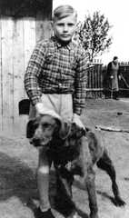 081 0022 Reinlacken 1943 Guenther Reimann mit Hofhund Hektor Im Hintergrund die Nachbarin Veronika Liedtke auf dem Anwesen Norkus Schulz
