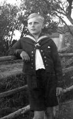 081 0024 Reinlacken 1943 Guenther Reimann auf der eingezaeunten Wiese Im Hintergrund das Anwesen Liedtke