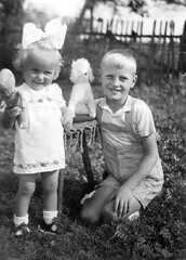 081 0026 Reinlacken 1940 Guenther Reimann und Schwester Renate Schulz im Garten des Anwesen Norkus Schulz