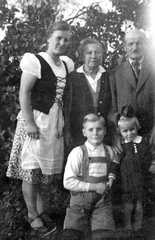 081 0027 Reinlacken 1941 Gertrud Schulz mit ihren Schwiegereltern Guenther Reimann und Schwester Renate Schulz im Garten des Anwesen Norkus Schulz