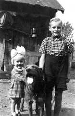081 0028 Reinlacken 1941 Guenther Reimann mit Schwester Renate Schulz und Hofhund Hektor im Hof