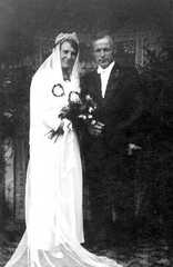 081 0031 Reinlacken 1937 Hochzeit Gertrud Schulz geb Norkus und Richard Schulz vor dem Haus des Anwesen Norkus Schulz