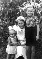 081 0032 Reinlacken 1941 Schwester Renate Schult und Guenther Reimann mit Mutter Gertrus Schulz im Garten