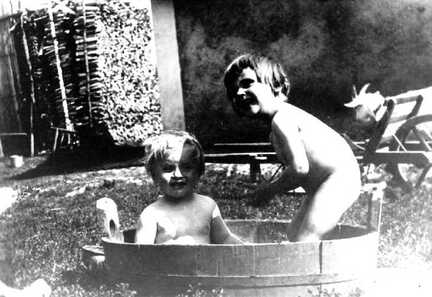 081 0035 Reinlacken 1933 Ein Bad im Freien Guenther Reimann und Cousine Gisela Norkus