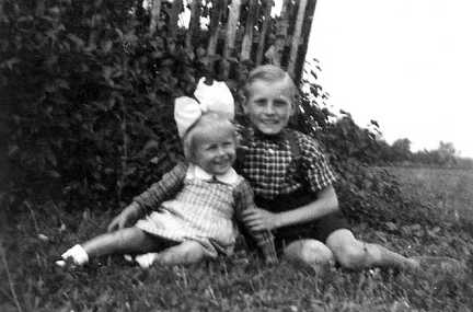 081 0036 Reinlacken 1942 Guenther Reimann und Schwester Renate Schulz auf der Wiese