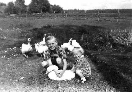 081 0037 Reinlacken 1942 Guenther Reimann und Schwester Renate Schulz mit den Gaensen auf der Wiese