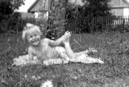 081 0038 Reinlacken 1942 Renate Schulz im Obstgarten Im Hintergrund das Wohnhaus