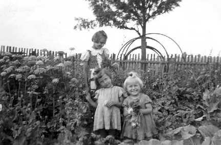 081 0039 Reinlacken 1942 Cousinen Gisela und Adeline Norkus mit Renate Schulz im Garten