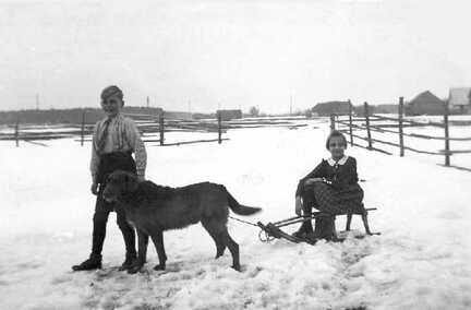 081 0040 Reinlacken 1942 Guenther Reimann mit seiner Cousine Gisela Norkus und dem Hofhund Hektor Ostern im Schnee