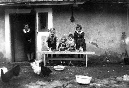081 0041 Reinlacken 1942 Ostern vor der Haustuer Von links Gertrud Schulz Guenther Reimann Renate Schulz Adeline und Gisela Norkus
