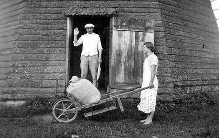 081 0044 Reinlacken 1937 Gertrud Reimann geb Norkus vor der Windmuehle mit Julius Liedtke