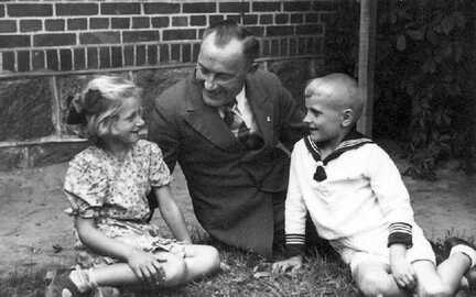 081 0045 Reinlacken 1938 Schulfoto mit Lehrer Schappler Links Inge Markschat rechts Guenther Reimann