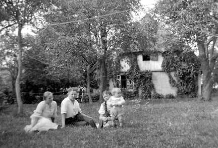 081 0046 Im Garten bei Steppats in Pareyken