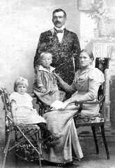 081 0049 Heinrich Steppat mit seiner Frau und seinen Kindern Martha und Ernst