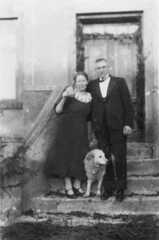 081 0052 Das Ehepaar Ella und Bernhard Wolk mit Hofhund Harras auf der Treppe zum Wohnhaus