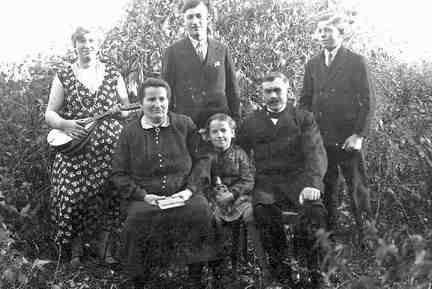 081 0054 Friedrich und Johanna Kamp aus Wachlacken mit ihren Kindern Gertrud Fritz Erich und Gerda
