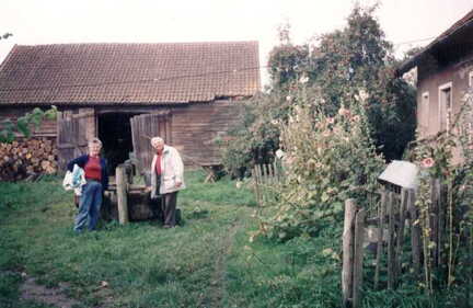 081 1003 Reinlacken 1993 Elfried und Kurt Rosenwald im Hof vom Anwesen Tietz Schmiede