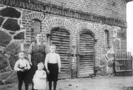 082 0005 Frau Helene Stoermer mit ihren Kindern Ernst Erich und Elfriede