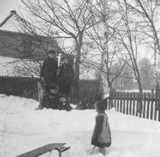 082 0007 Bei Stoermers im Garten im Winter 1941 42