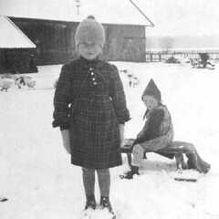 082 0009 Elfriede und Erika Stoermer im winterlichen Hof