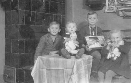 082 0012 Die Kinder der Familie Fritz Stoermer Weihnachten 1940