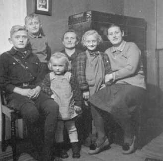 082 0013 Frau Helene Stoermer Bildmitte mit ihren Kindern in der Wohnstube