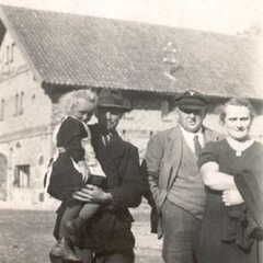 082 0016 Rechts im Bild Fritz und Helene Stoermer Elfriede Stoermer auf dem Arm von Fritz Freitag