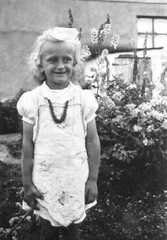 082 0020 Elfriede Stoermer im Garten