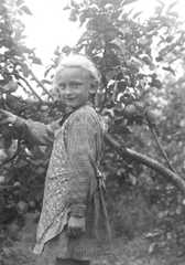 082 0021 Elfriede Stoermer begutachtet die Aepfel im elterlichen Garten