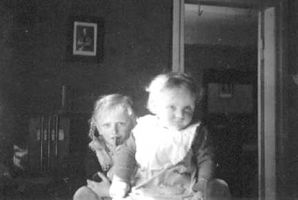 082 0022 Erika und Elfriede Stoermer