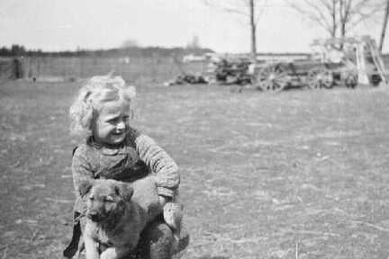 082 0029 Elfriede Stoermer mit dem kleinen Hund