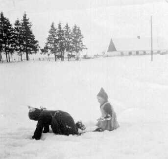 082 0031 Erika und Elfriede Stoermer beim Toben im Schnee