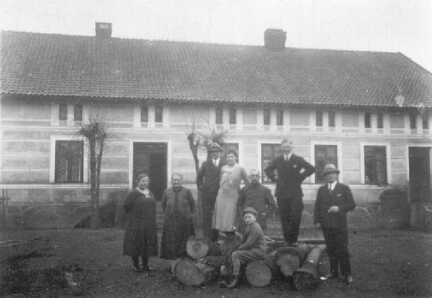 082 0035 Schwolgehnen Nachbarn und Freunde der Familie Kiepert neben dem Wohnhaus Kiepert