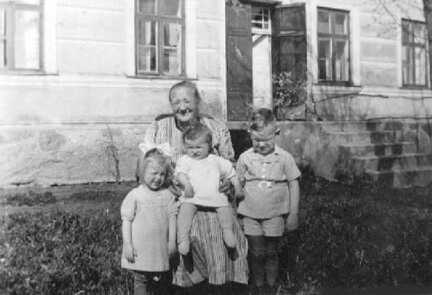 082 0042 Schwolgehnen Grossmutter Lina Kiepert mit den Enkeln Helgard Achenbach Dagmar Gutzat und Helmut Achenbach