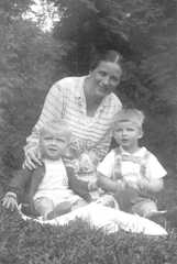 082 0046 Barbara von Hasselbach mit ihren Soehnen Horst und Herbert im Park auf Reipen