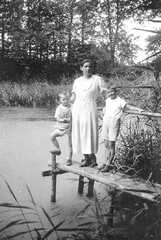 082 0048 Barbara von Hasselbach mit ihren Soehnen Horst und Herbert am Teich hinter dem Gutshaus