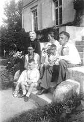 082 0050 Josephine von Hasselbach mit Angehoerigen ihrer Familie auf den Stufen der Veranda