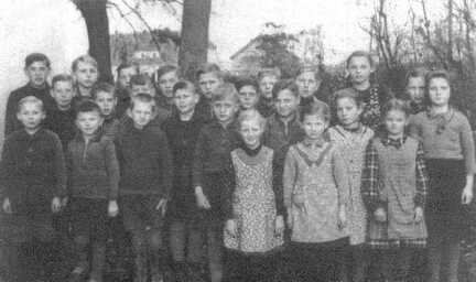 082 0051 Klassenbild der Schule Reipen 1941 42 viertes bis achtes Schuljahr