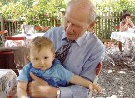 082 1003 Horst von Hasselbach mit seinem Enkel