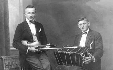 083 0006 Ernst Gloede rechts mit dem Bandonium